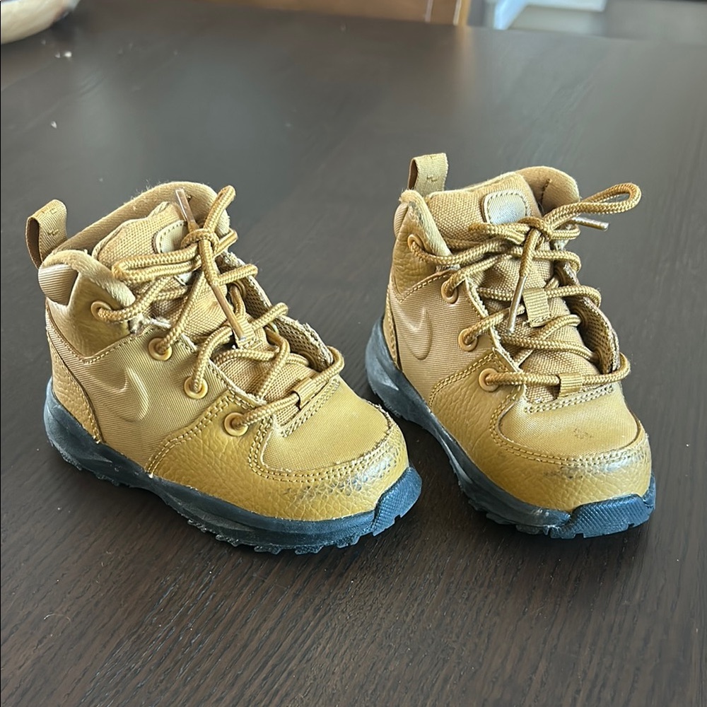 Nike Manoa: Kids Tan Hiking Boots